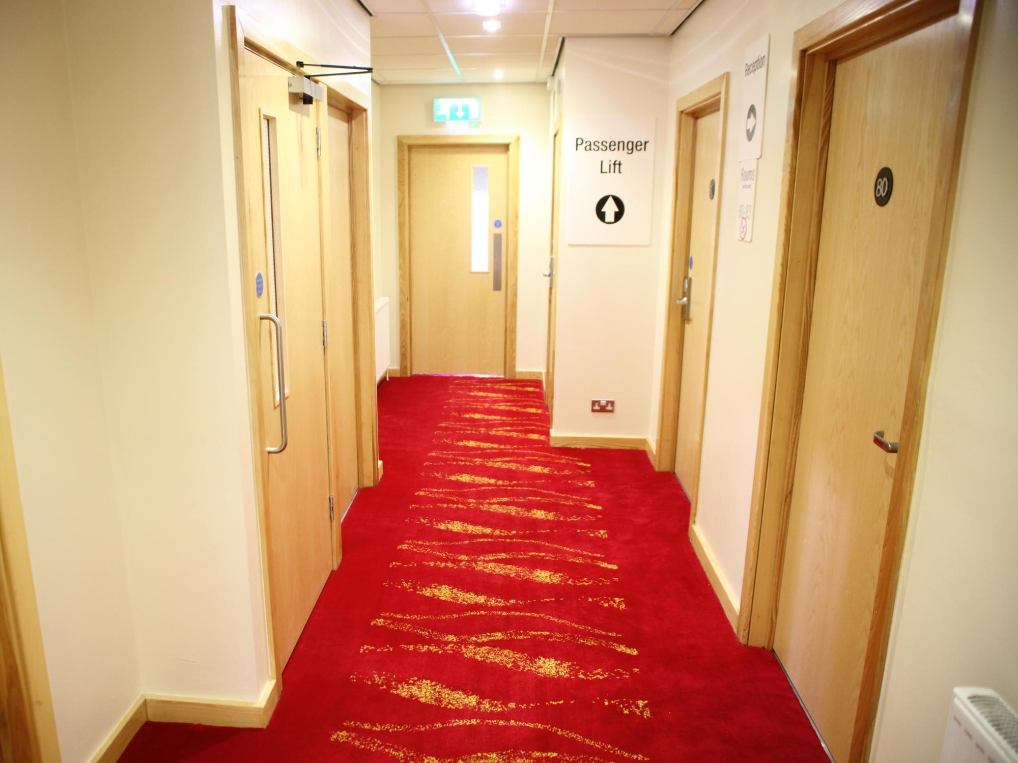 Cambridge Hotel Huddersfield Exterior foto