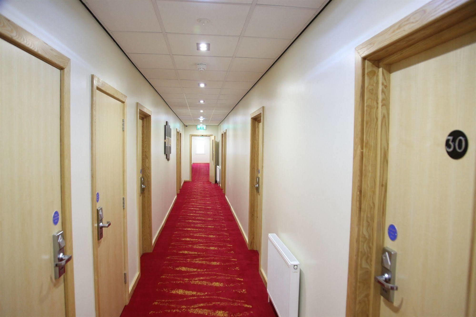 Cambridge Hotel Huddersfield Exterior foto